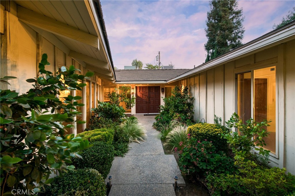 1687 W Dovewood